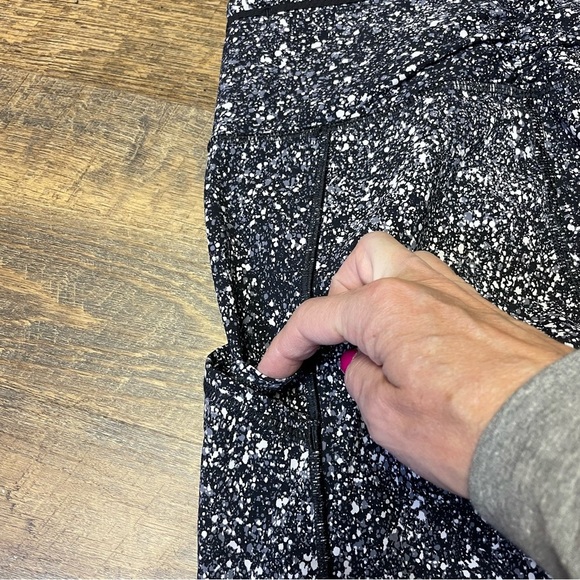 Lululemon Outrun 17" Crop Legging Splatter White Black Womens 6 Mesh Side Pocket - Picture 8 of 11